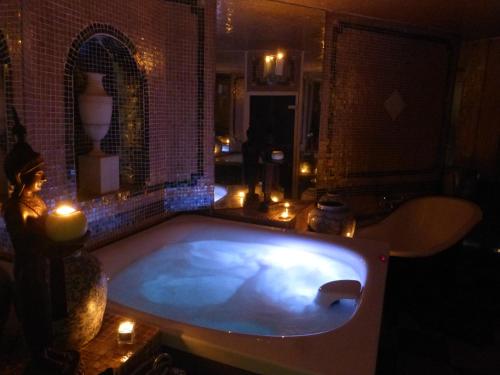 阿尔勒拉夏贝尔农舍酒店的一个带蜡烛的房间的大浴缸