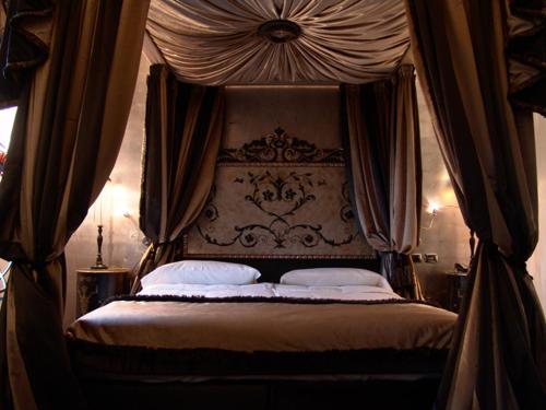圣安塞尔莫酒店客房内的一张或多张床位