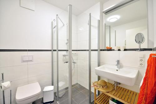朱列斯拉赫Ferienwohnung Strandküken的白色的浴室设有水槽和卫生间。