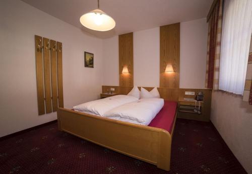 瑙德斯阿尔贝茨贝尔维尤公寓式酒店的一间卧室,卧室内配有一张大床