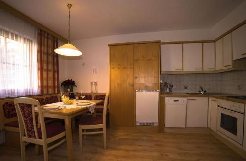 瑙德斯阿尔贝茨贝尔维尤公寓式酒店的厨房配有木桌和桌椅