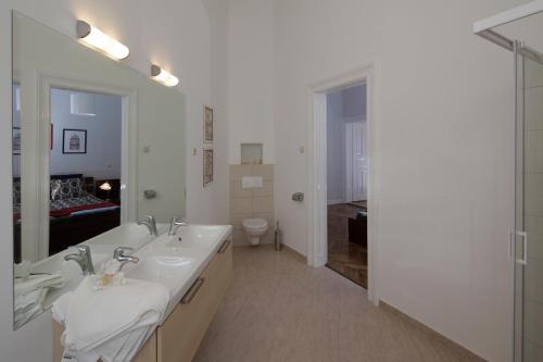 布达佩斯Victoria's Rooms 3 Bedrooms & 3 Baths, Free parking的白色的浴室设有水槽和卫生间。