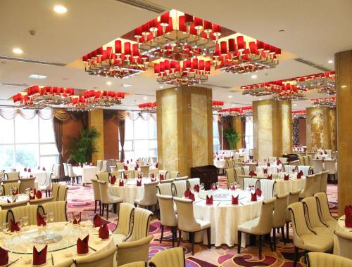 成都成都金府华美达大酒店的宴会厅配有桌椅和吊灯