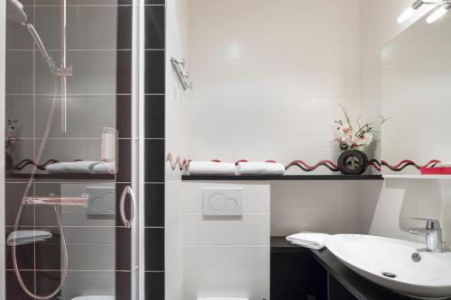 Logis Maison Vauban - Hotel St Malo的一间浴室