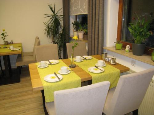 蒂宾根巴巴丽娜酒店的餐桌和黄色桌布