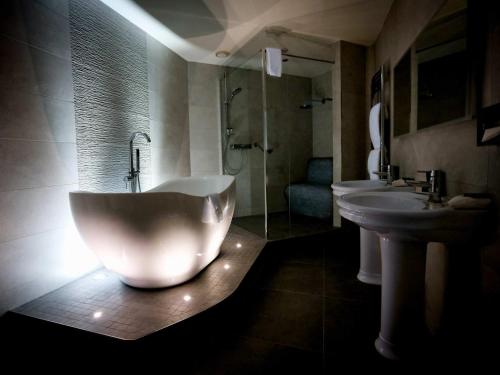 克莱尔戈尔韦酒店的一间浴室