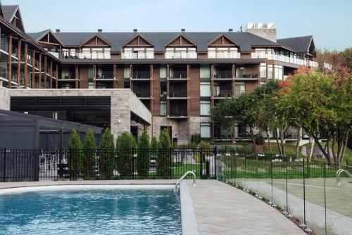 博波尔上湖环境酒店的建筑前的一座带游泳池的建筑
