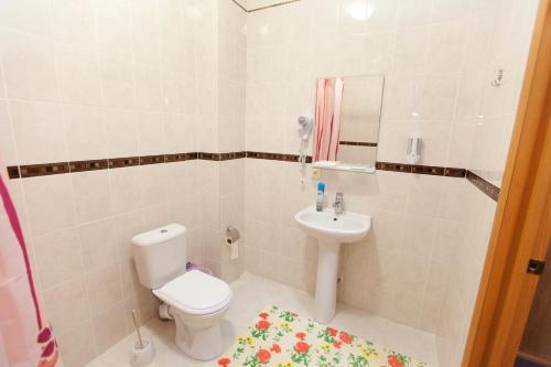 秋明Voiazh Hotel的一间带卫生间和水槽的浴室