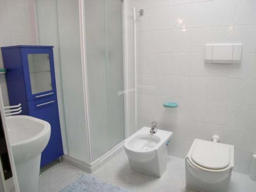 格拉多Villa Eleonora的白色的浴室设有卫生间和水槽。