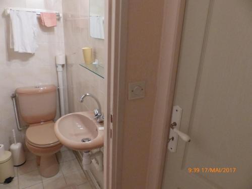 乌尔坦Gênois 1的一间带卫生间和水槽的浴室