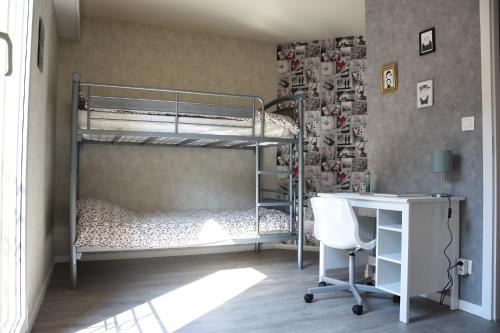 梅斯Grand Appartement Vue Cathédrale的一间卧室配有两张双层床和一张书桌