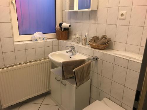 2 Zimmer Wohnung Wuppertal mit Terrasse的一间浴室