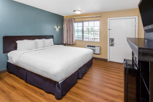 奥欣赛德Econo Lodge的酒店客房设有一张大床和一个厨房。
