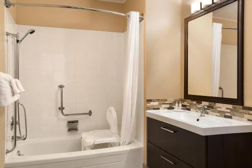 肯诺拉凯诺拉旅程住宿酒店的带浴缸、盥洗盆和卫生间的浴室