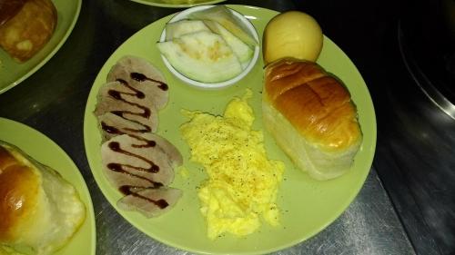 礁溪甲虫森林民宿的包括鸡蛋和羊角面包的早餐食品