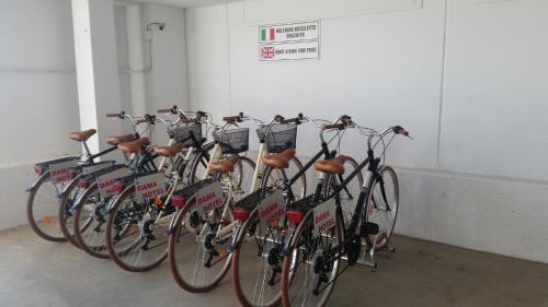 福萨诺达马酒店的停放在车库里的一排自行车