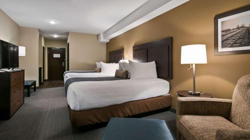 拉科姆阿博贝斯特韦斯特品质套房酒店的酒店客房,设有两张床和一张沙发