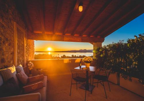巴多利诺橡木贝尔维蒂利里莱丝酒店的一个带桌椅的庭院,享有日落美景。