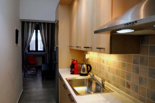 雅典Gazi Boutique Apartment 2的厨房配有水槽和炉灶