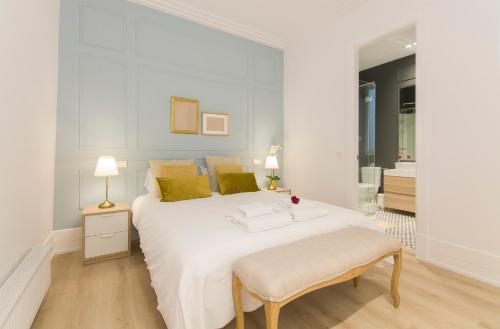 马德里Luxury Alonso Martinez Madrid的白色的卧室配有一张白色的大床和一张桌子