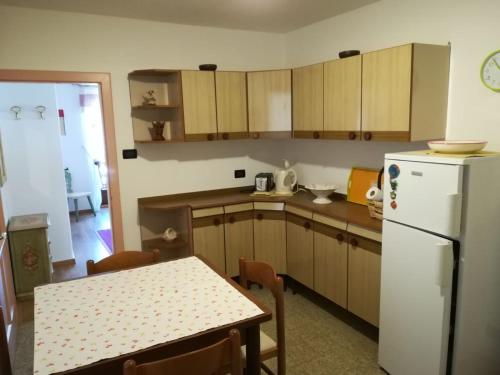 appartamento di Bruno的厨房或小厨房