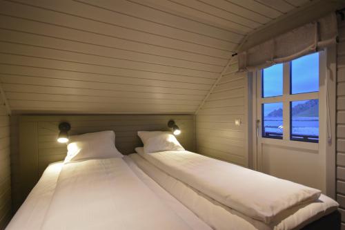 BleikBleik Sea Cabins的小型客房 - 带2张床和窗户