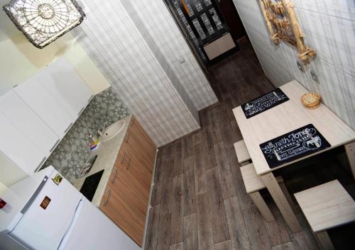 沃罗涅什ATLANT Apartments 171的厨房享有高空的景致,配有柜台和冰箱。