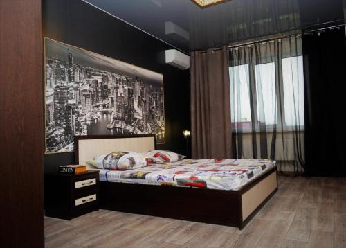 沃罗涅什ATLANT Apartments 171的一间卧室设有一张床和黑色的墙壁