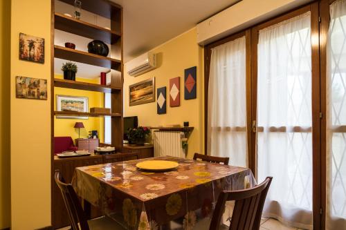 圣多纳托-米拉内塞Cozy Penthouse的一间带桌椅的用餐室