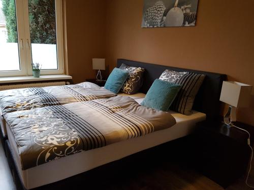 埃姆登Emderhaus的一间卧室配有一张带蓝色枕头的床