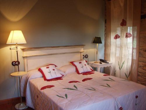 比韦罗卡萨阿尔莫纳乡村民宿的一间卧室配有一张带两个枕头的床
