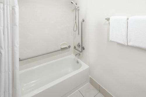 什里夫波特什里夫波特机场温德姆集团温盖特酒店的白色的浴室设有浴缸和毛巾。