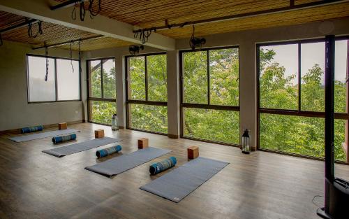 诺萨拉Hotel Boutique Lagarta Lodge的一组瑜伽垫,位于一个窗户的房间