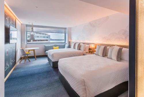 奥克兰奥克兰M秀酒店的酒店客房配有两张床和一张书桌