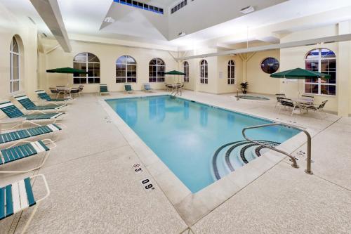 路易斯威尔路易维尔东温德姆豪顿套房酒店的一座配有桌椅的酒店游泳池