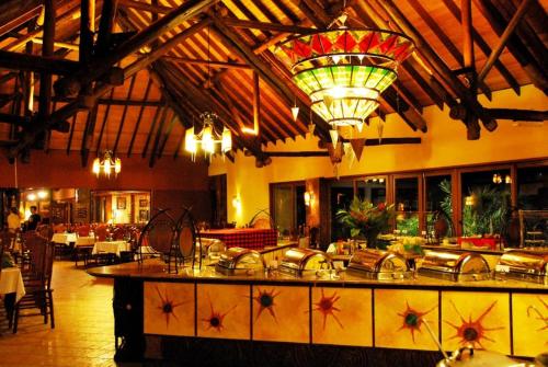 凯科罗克Muthu Keekorok Lodge, Maasai Mara, Narok的餐厅设有1间带吊灯的大厨房