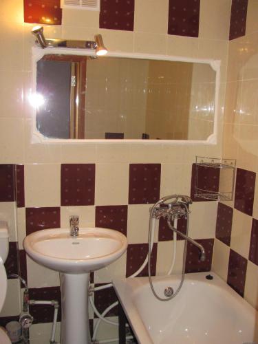 尼古拉耶夫Bon Apart Avangard的浴室配有盥洗盆、镜子和浴缸