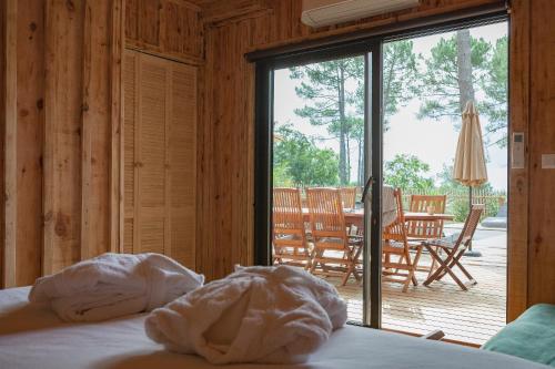 拉卡诺Ô Lac的一间卧室配有一张床,享有庭院的景色