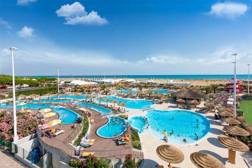 比比翁维拉格奥图里斯蒂科国际酒店的享有度假村游泳池的空中景致