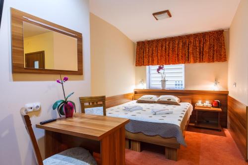 普沃茨克24号酒店的一间卧室配有两张床、一张桌子和一面镜子