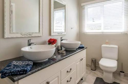 开普敦Anna's Place的浴室设有2个水槽、卫生间和镜子。
