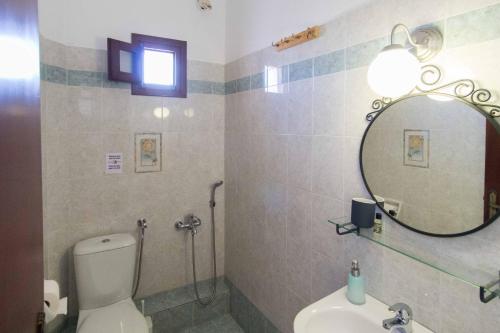考弗尼西亚佩特里诺之旅酒店的一间带卫生间、水槽和镜子的浴室