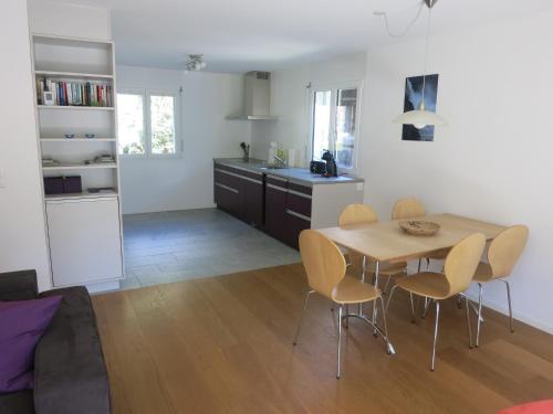 施普吕根Apartment Beeli的厨房以及带桌椅的用餐室。