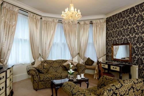 鲍内斯温德米尔牡鹿首领酒店的带沙发和吊灯的客厅