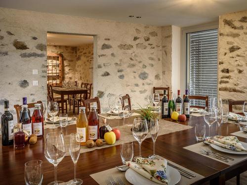 Campasciocoltiviamo-sogni的用餐室配有带酒杯的桌子