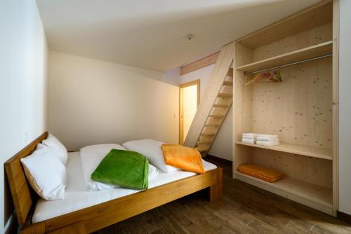 Campasciocoltiviamo-sogni的一间卧室配有带梯子的双层床