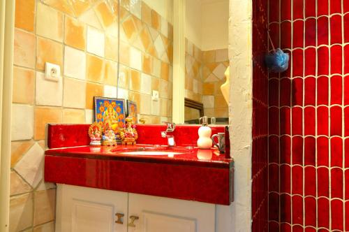 曼德琉-拉纳普勒Babou的一间带红色水槽和镜子的浴室