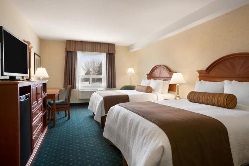 斯特拉斯莫尔斯特拉斯莫尔旅程住宿酒店的酒店客房设有两张床和一台平面电视。