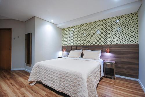 圣保罗碧兹酒店的一间卧室配有一张带白色毯子的大床
