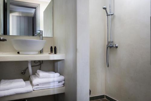AnomeriáMyrtos View Apartments的浴室配有盥洗盆、镜子和毛巾